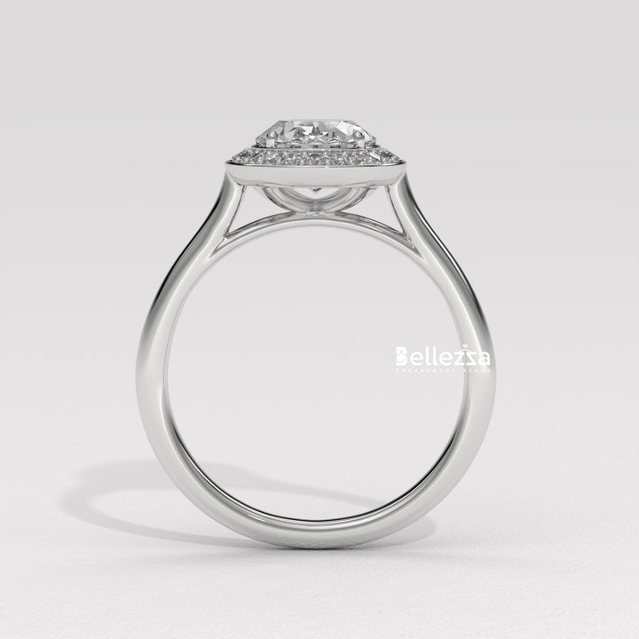 WHITE GOLD OVAL DIAMOND RING