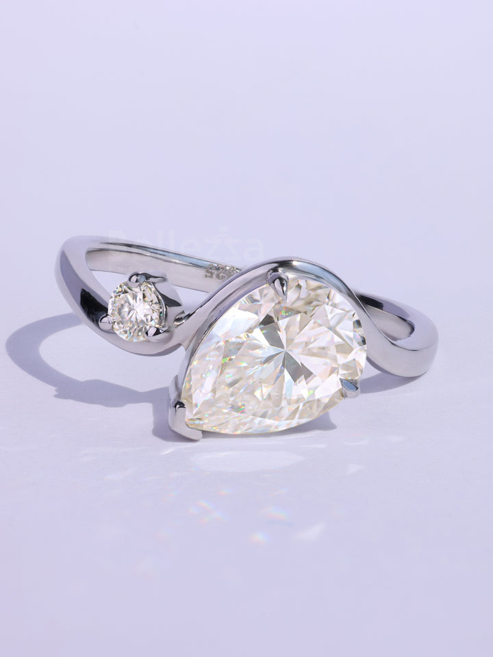 Pear & Round Cut Unqiue Curved Toi Et Moi Engagement Ring