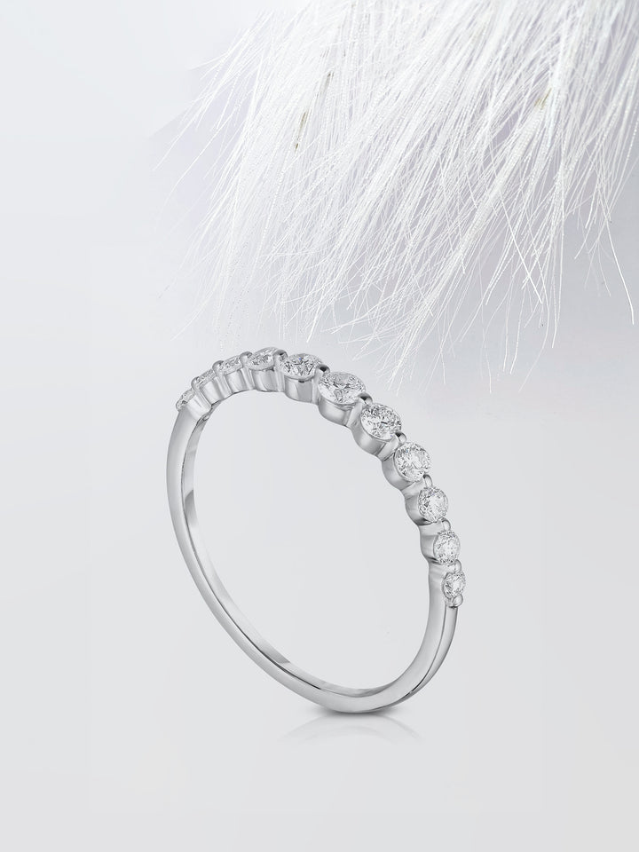 Round Cut Single Prong Diamond Wedding Band For Her