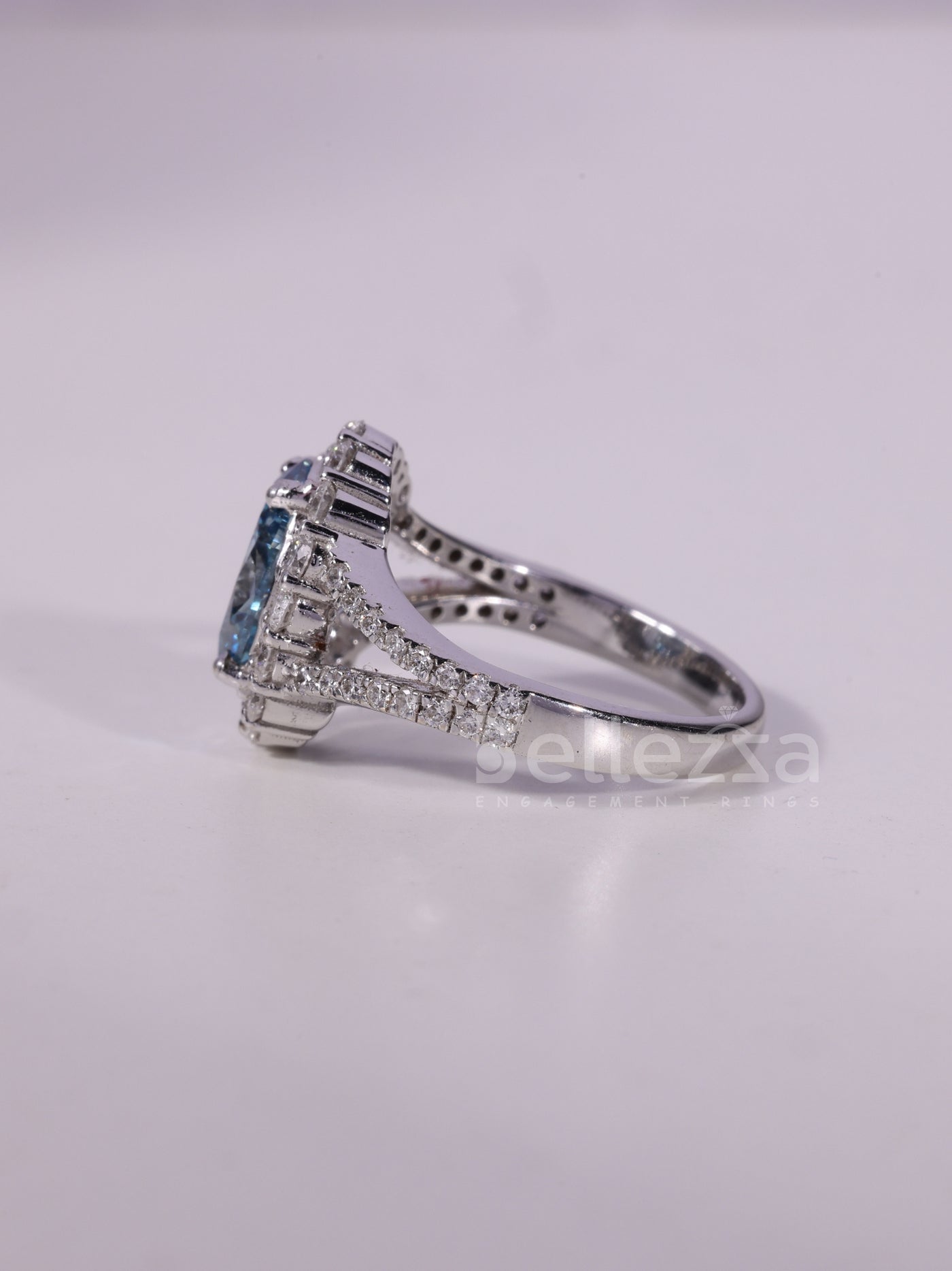 1.0CT-2.0CT Blue Oval Cut Diamond Halo Moissanite Engagement Ring