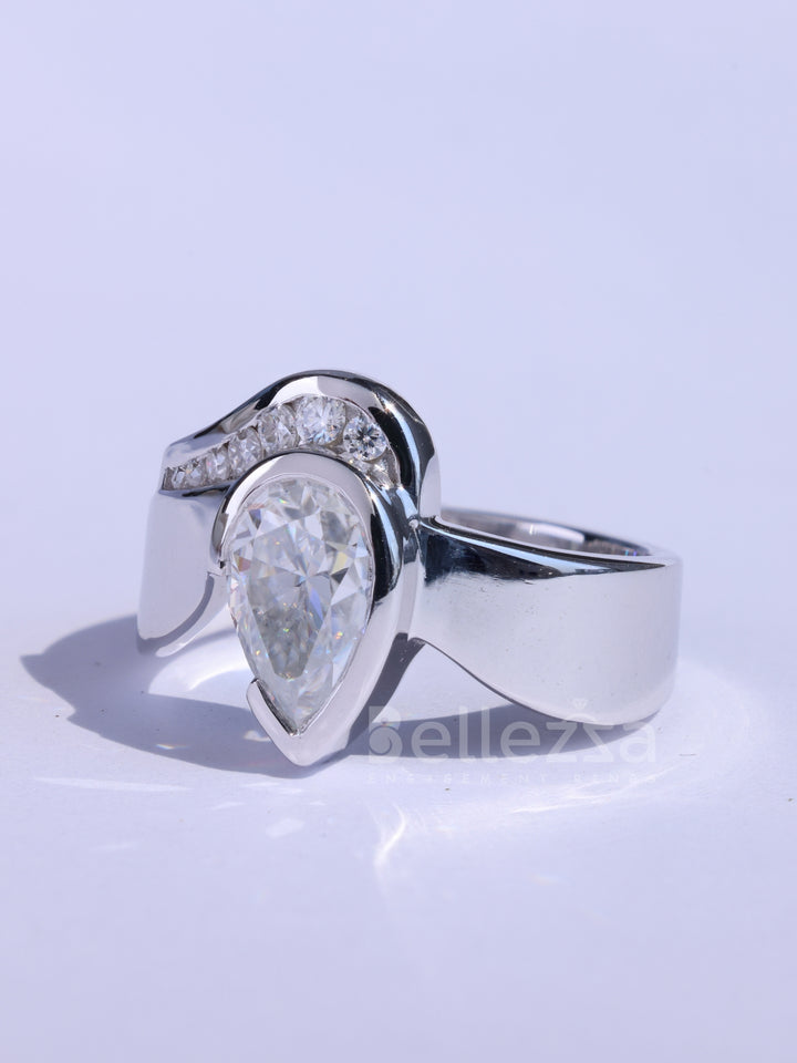 1.0CT Pear Cut Unique Moissanite Engagement Ring For Her