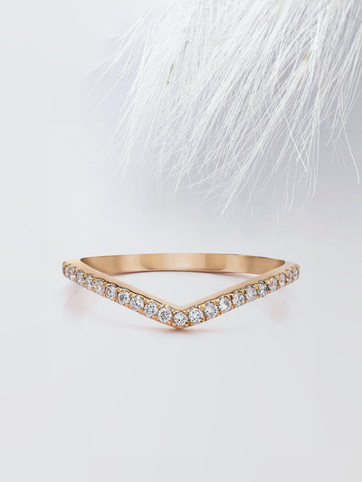 Round Cut Curved Diamond Wedding Band For Women