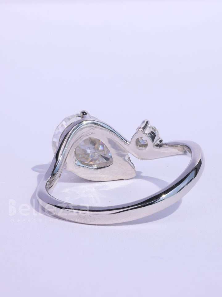 Pear & Round Cut Unqiue Curved Toi Et Moi Engagement Ring