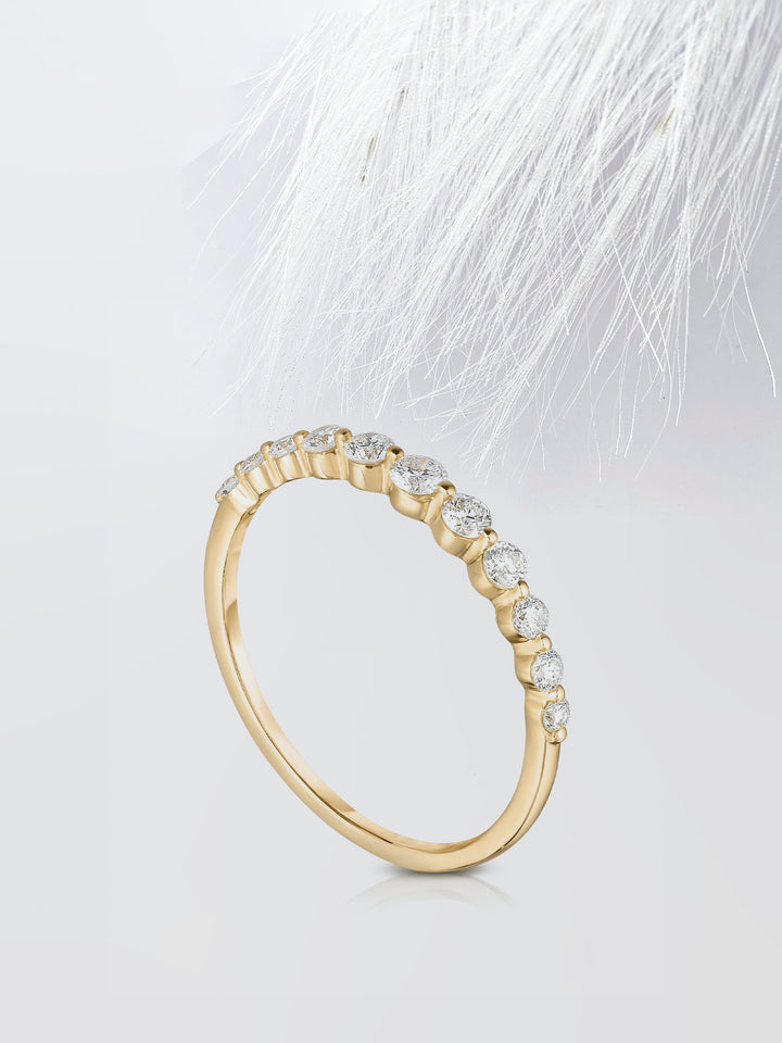 Round Cut Single Prong Diamond Wedding Band For Her