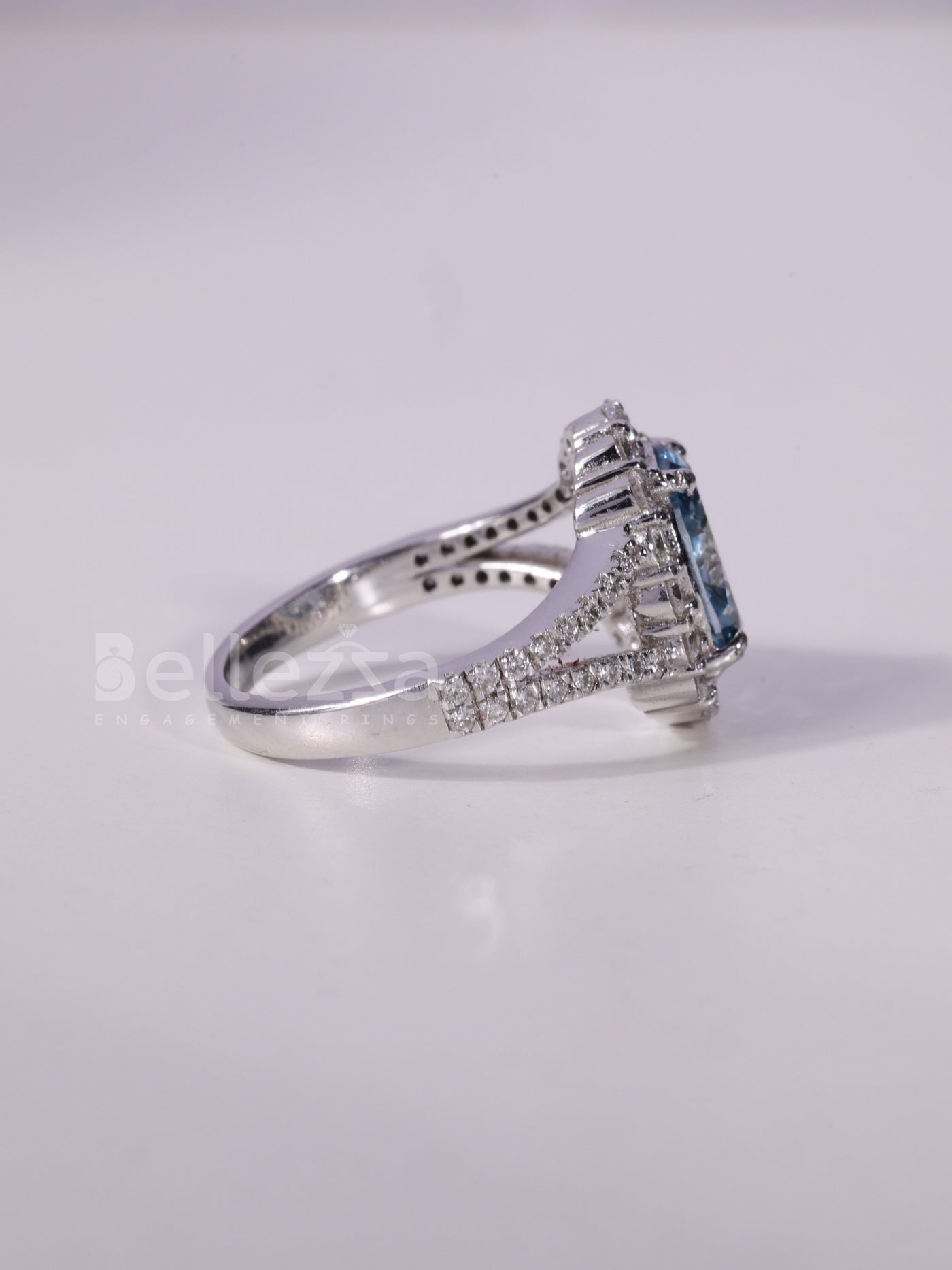 1.0CT-2.0CT Blue Oval Cut Diamond Halo Moissanite Engagement Ring