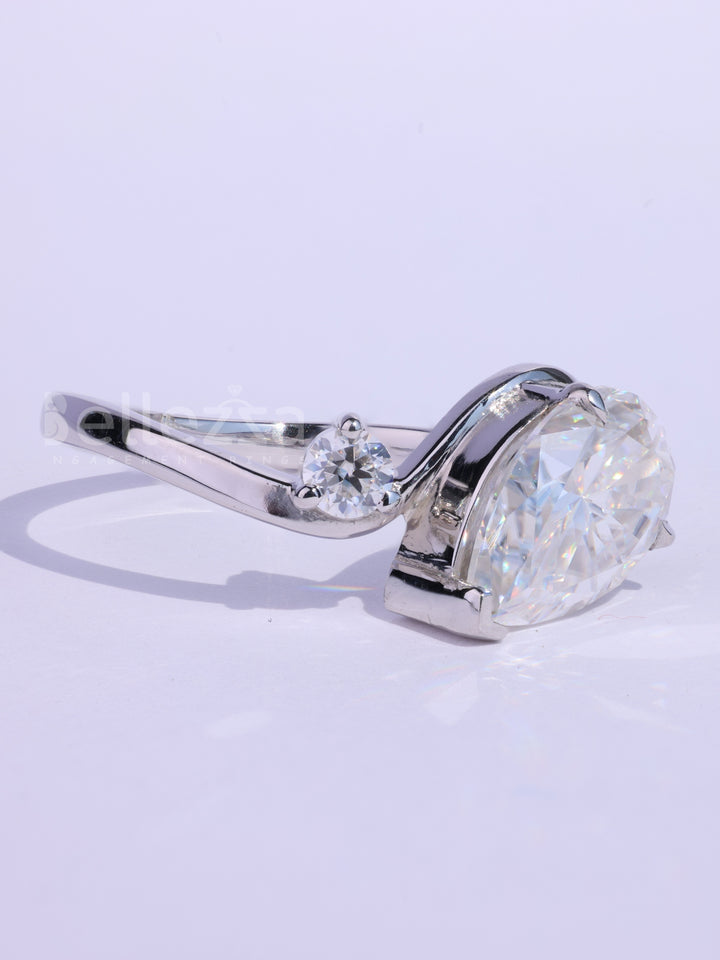 Pear & Round Cut Unqiue Curved Toi Et Moi Engagement Ring