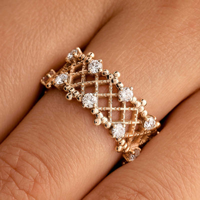 round-shaped-moissanite-art-deco-wedding-band