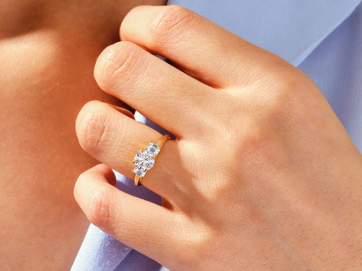 1.0CT Round Cut Diamond Three Stone Setting Moissanite Engagement Ring