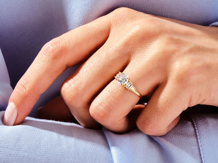 1.0CT Round Cut Diamond Three Stone Setting Moissanite Engagement Ring