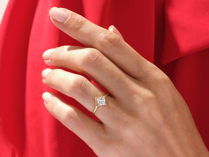 1.0CT Princess Diamond Curved Solitaire Moissanite Engagement Ring