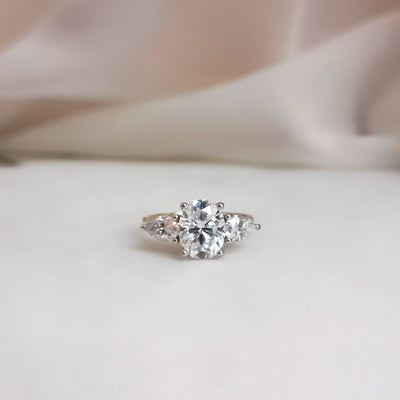 2-0-ct-oval-shaped-moissanite-three-stone-engagement-ring