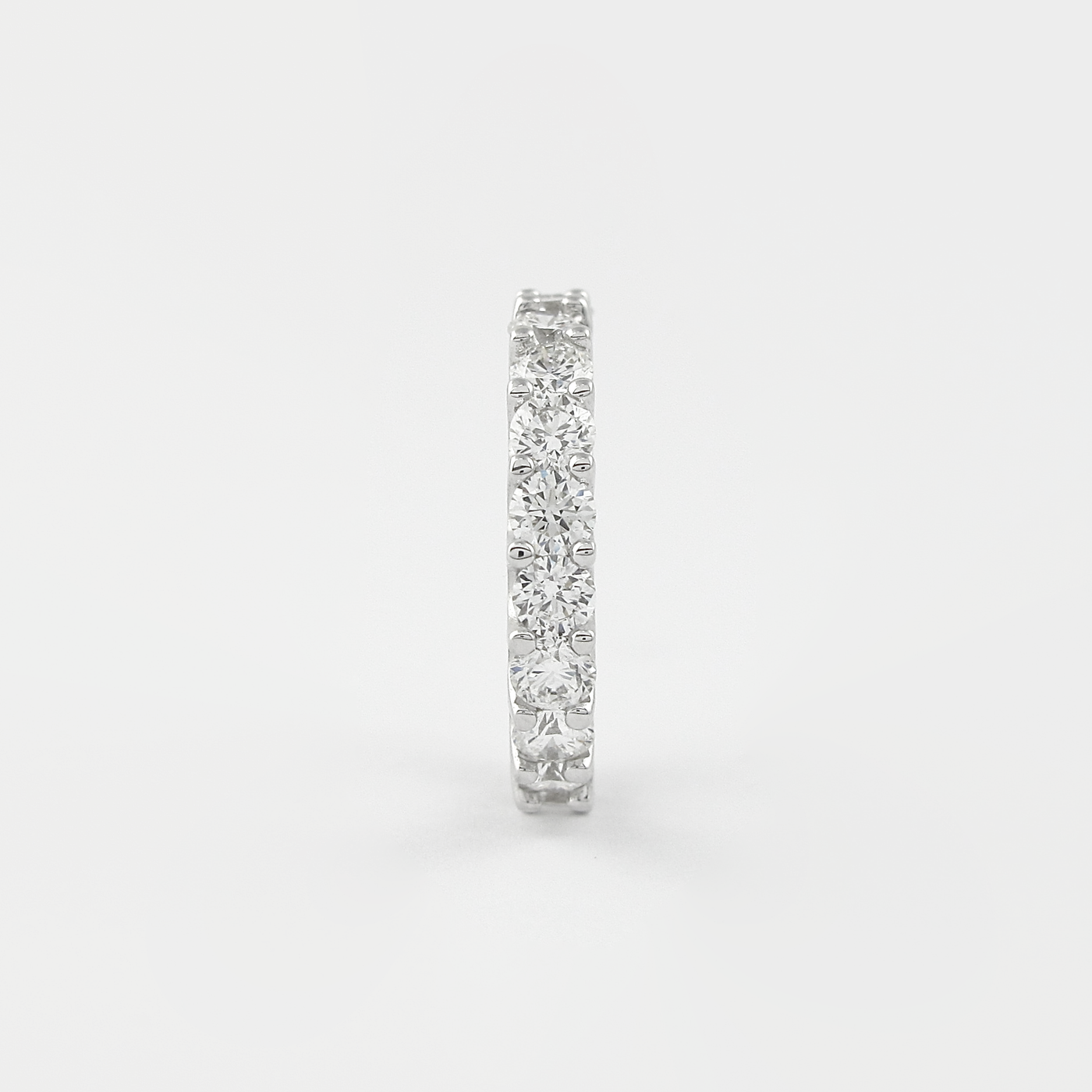round-cut-shared-prongs-setting-moissanite-wedding-band