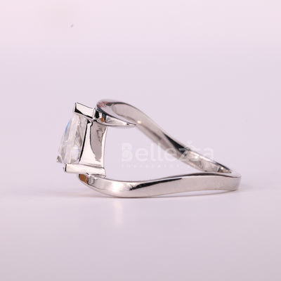 1.0CT Triangle Cut Diamond Unique Solitaore Engagement Ring