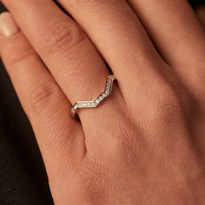 round-shaped-moissanite-curved-wedding-band