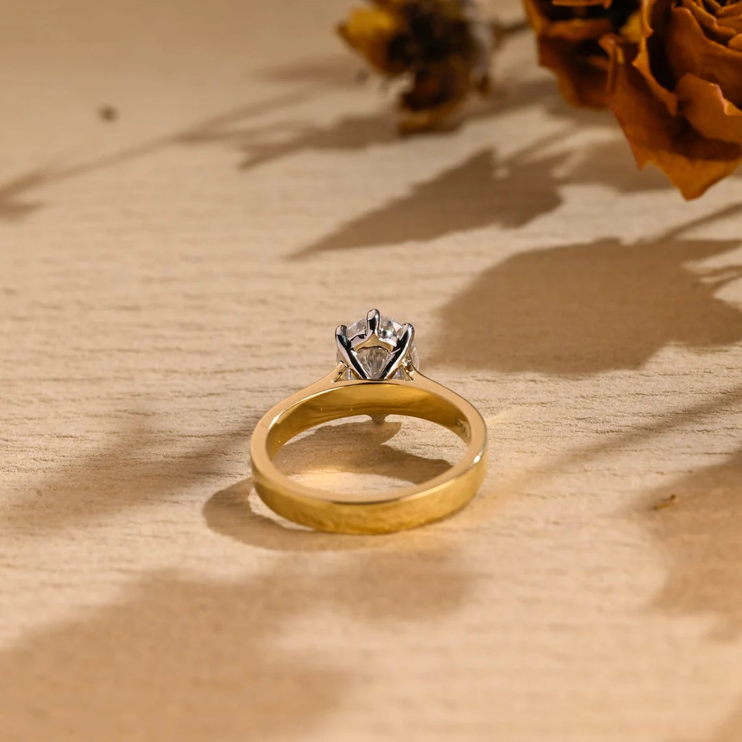 1.0 CT Oval Cut Solitaire Diamond Moissanite Engagement Ring