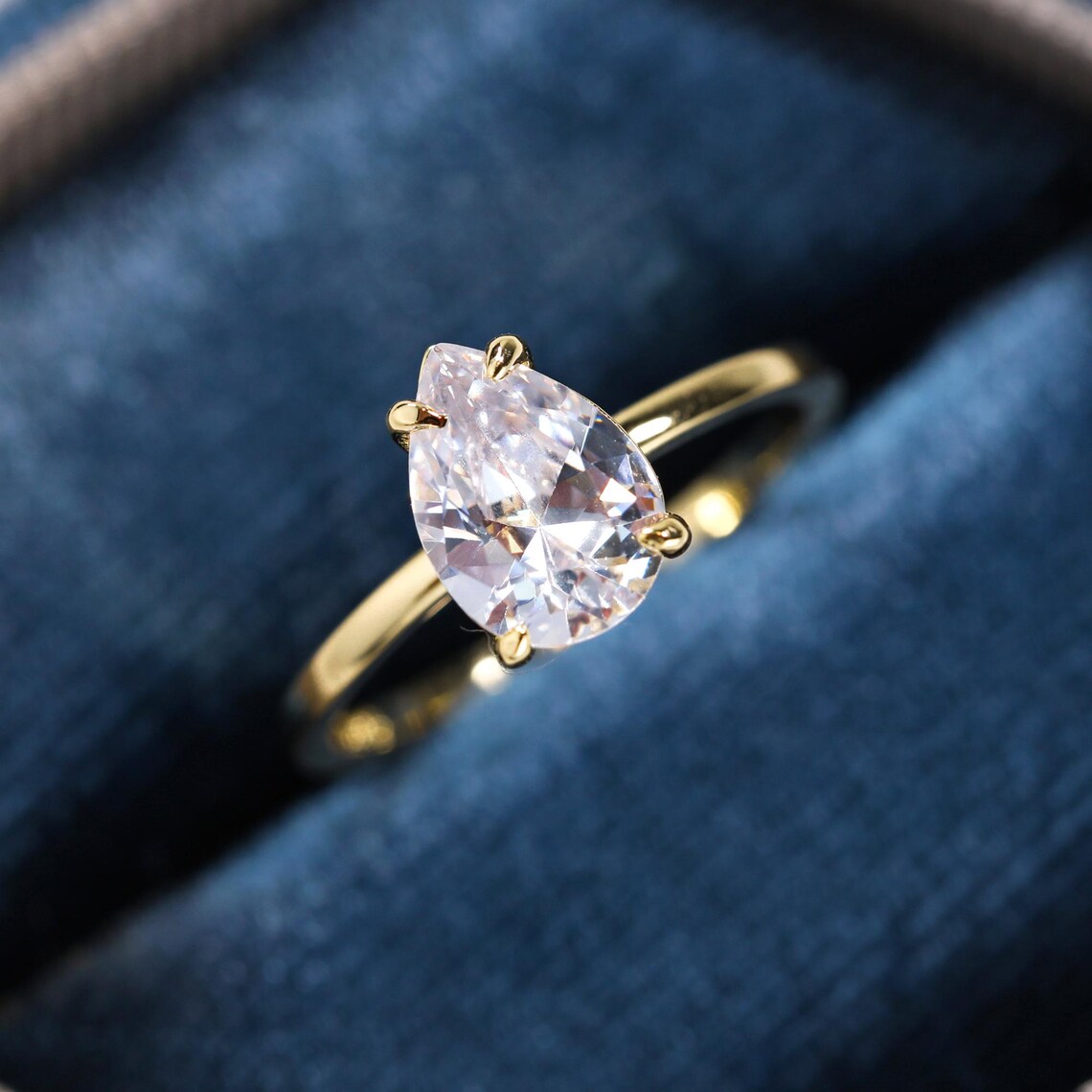 1.0CT Pear Cut Daimond Solitaire Moissanite Engagement Ring