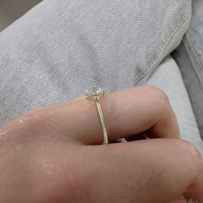 0.8 CT Oval Cut Moissanite Four Prong Diamond Engagement Ring