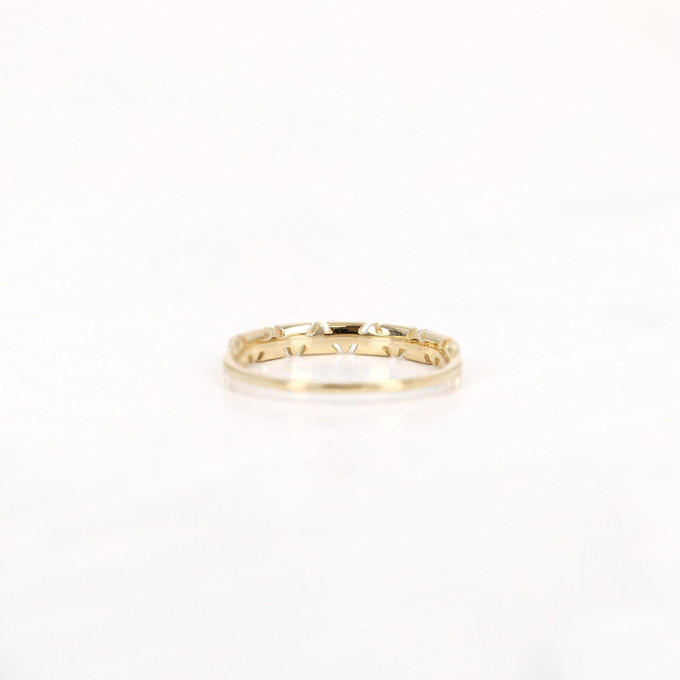 0-18ct-round-alternating-triangle-moissanite-diamond-wedding-band-in-solid-gold