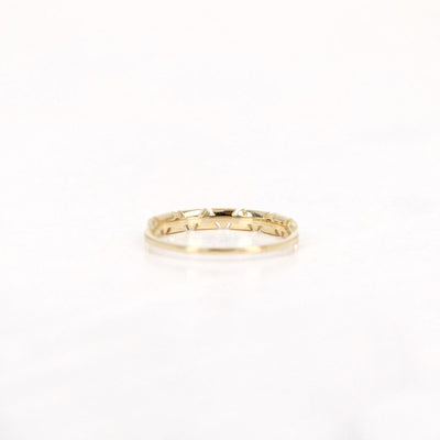 0-18ct-round-alternating-triangle-moissanite-diamond-wedding-band-in-solid-gold