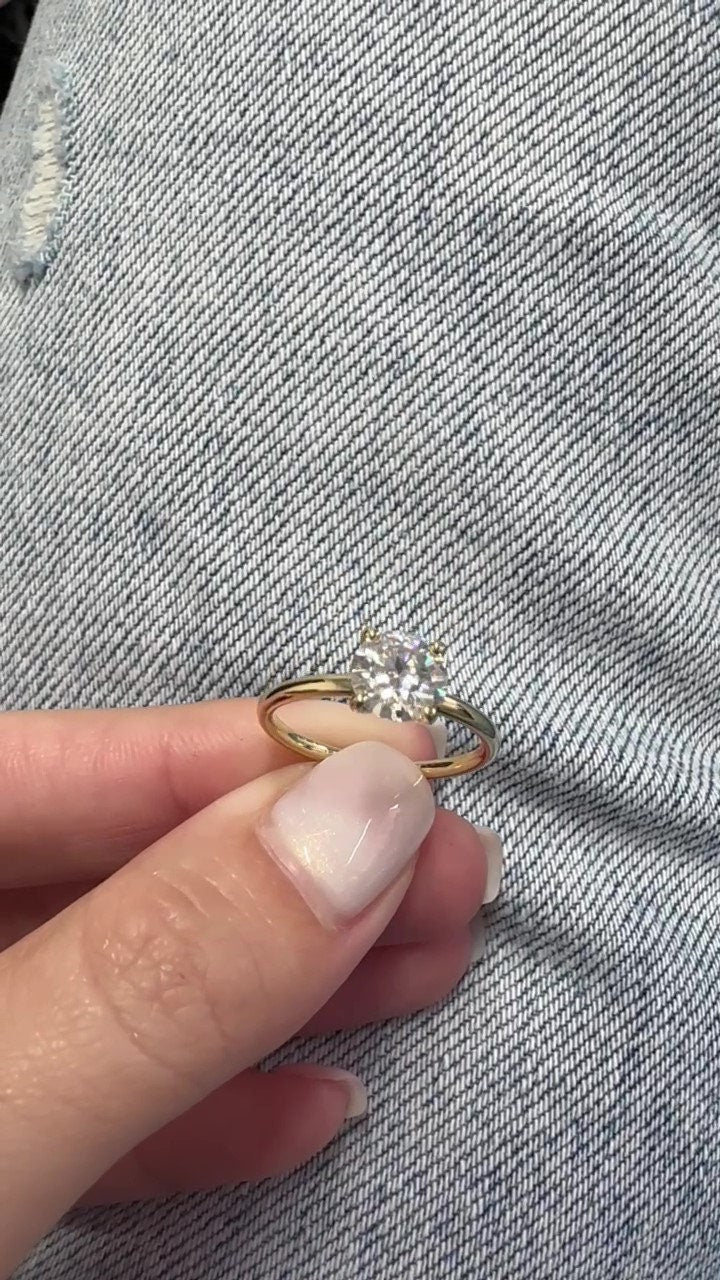 1.3 CT Round Cut Moissanite Solitaire Diamond Engagement Ring