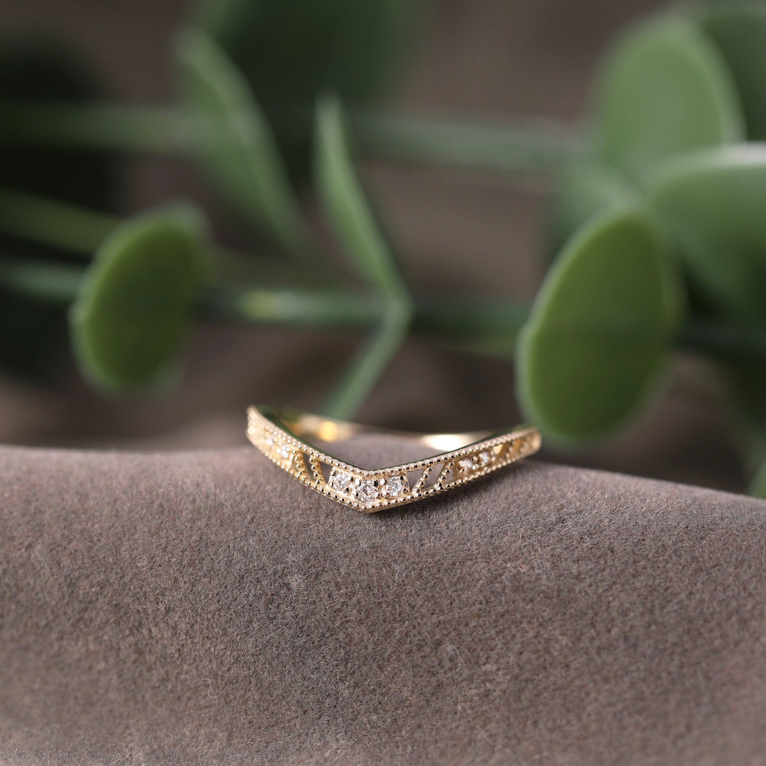 Round Cut Diamond Chevron Vintage Wedding Ring for Women