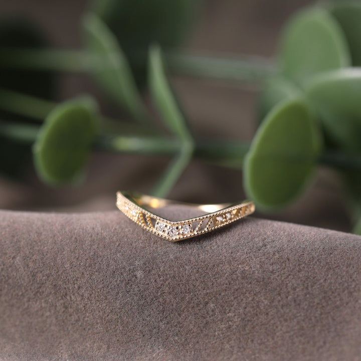 Round Cut Diamond Chevron Vintage Wedding Ring for Women