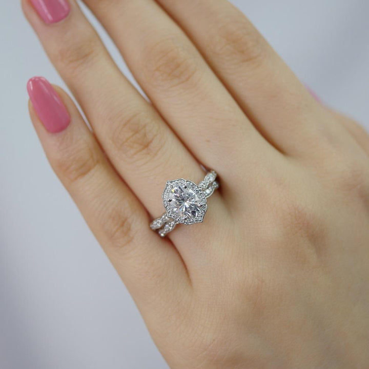 Oval Vintage Floral Bridal Set With Scalloped Moissanite Band