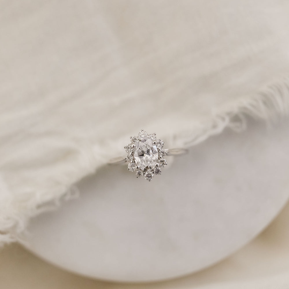 1.5ct-2.5ct Oval Cut Halo Moissanite Diamond Engagement Ring
